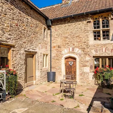 Nyaraló Medieval Manor House